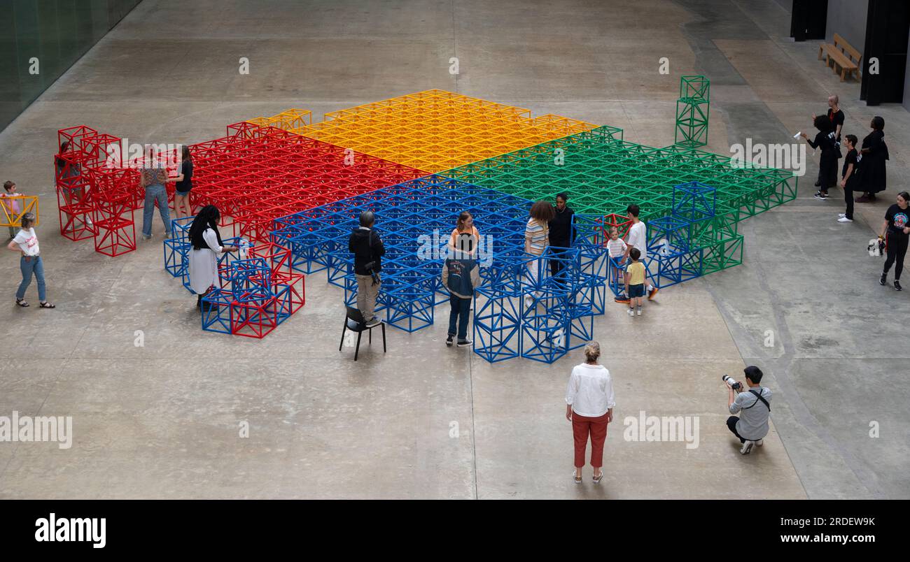 Tate Modern, Londra, Regno Unito. 21 luglio 2023. (L'immagine PUÒ essere utilizzata SOLO per illustrare la mostra specificata alla Tate Modern). La colorata scultura interattiva di Rasheed Araeen Zero to Infinity arriva alla Tate Modern turbine Hall per l'estate come parte del gioco UNIQLO Tate Play, attività gratuite per tutti i visitatori dal 22 luglio al 28 agosto. Ogni mattina vengono disposti in modo ordinato cubi di costruzione di lattice dai colori vivaci. Le persone possono smantellare la struttura simmetrica e impilare, inclinare e bilanciare i cubi in nuove forme per creare opere d'arte in continua evoluzione. (Famiglie fornite da Tate). Crediti: Malcolm Park/Alamy Live News Foto Stock