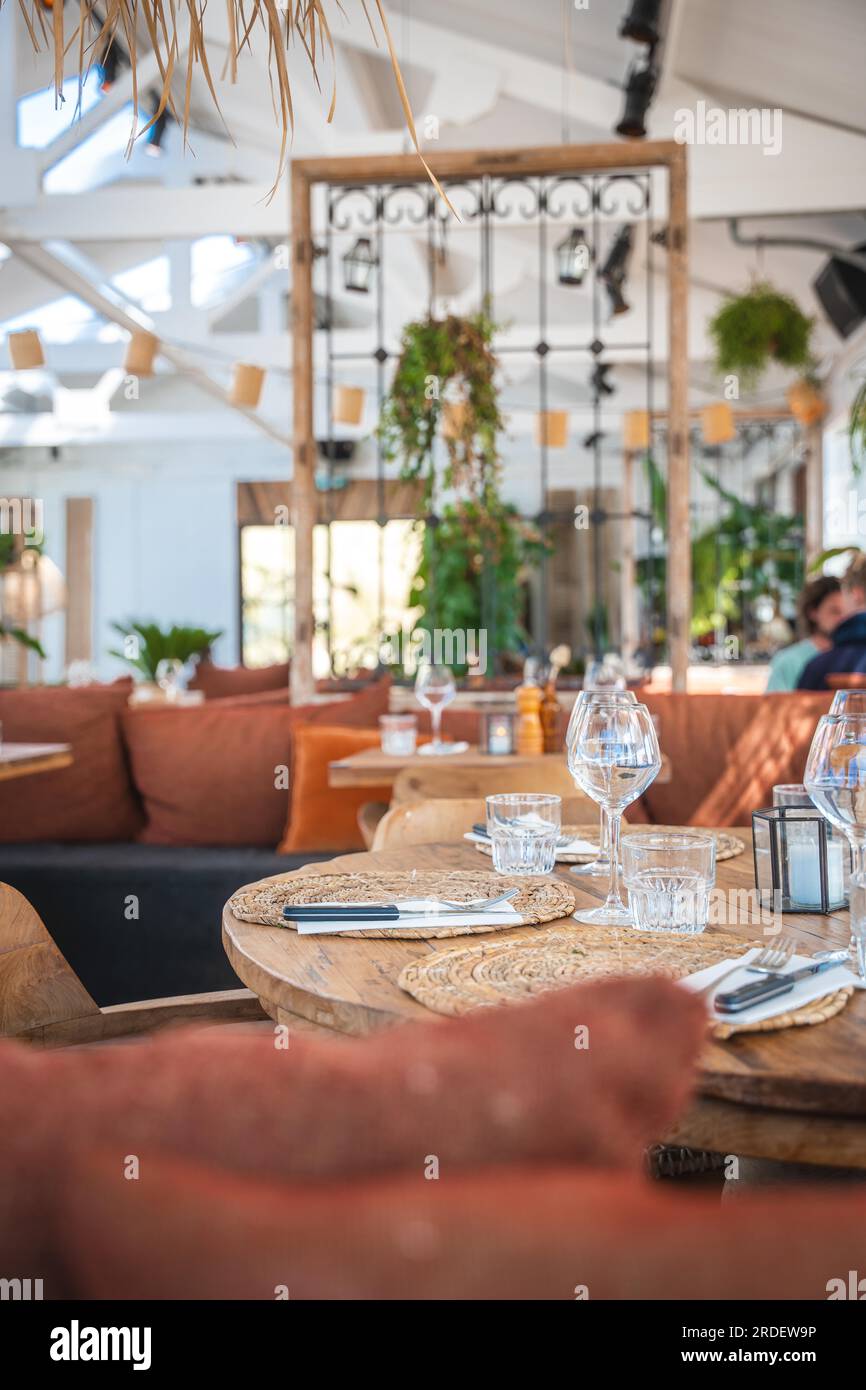 Tavolo fisso al bar sulla spiaggia, Zandvoort, Paesi Bassi Foto Stock