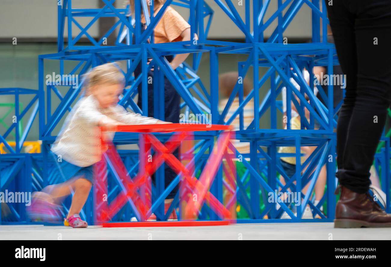Tate Modern, Londra, Regno Unito. 21 luglio 2023. (L'immagine PUÒ essere utilizzata SOLO per illustrare la mostra specificata alla Tate Modern). La colorata scultura interattiva di Rasheed Araeen Zero to Infinity arriva alla Tate Modern turbine Hall per l'estate come parte del gioco UNIQLO Tate Play, attività gratuite per tutti i visitatori dal 22 luglio al 28 agosto. Ogni mattina vengono disposti in modo ordinato cubi di costruzione di lattice dai colori vivaci. Le persone possono smantellare la struttura simmetrica e impilare, inclinare e bilanciare i cubi in nuove forme per creare opere d'arte in continua evoluzione. (Famiglie fornite da Tate). Crediti: Malcolm Park/Alamy Live News Foto Stock