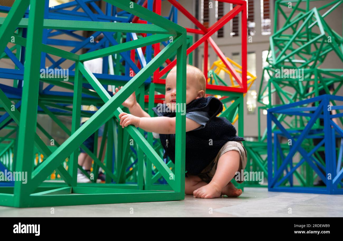 Tate Modern, Londra, Regno Unito. 21 luglio 2023. (L'immagine PUÒ essere utilizzata SOLO per illustrare la mostra specificata alla Tate Modern). La colorata scultura interattiva di Rasheed Araeen Zero to Infinity arriva alla Tate Modern turbine Hall per l'estate come parte del gioco UNIQLO Tate Play, attività gratuite per tutti i visitatori dal 22 luglio al 28 agosto. Ogni mattina vengono disposti in modo ordinato cubi di costruzione di lattice dai colori vivaci. Le persone possono smantellare la struttura simmetrica e impilare, inclinare e bilanciare i cubi in nuove forme per creare opere d'arte in continua evoluzione. (Famiglie fornite da Tate). Crediti: Malcolm Park/Alamy Live News Foto Stock