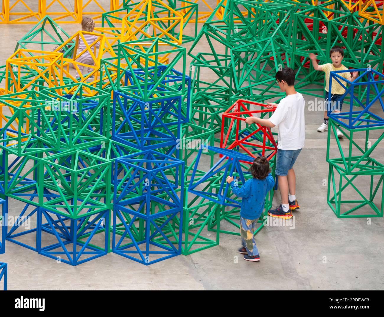 Tate Modern, Londra, Regno Unito. 21 luglio 2023. (L'immagine PUÒ essere utilizzata SOLO per illustrare la mostra specificata alla Tate Modern). La colorata scultura interattiva di Rasheed Araeen Zero to Infinity arriva alla Tate Modern turbine Hall per l'estate come parte del gioco UNIQLO Tate Play, attività gratuite per tutti i visitatori dal 22 luglio al 28 agosto. Ogni mattina vengono disposti in modo ordinato cubi di costruzione di lattice dai colori vivaci. Le persone possono smantellare la struttura simmetrica e impilare, inclinare e bilanciare i cubi in nuove forme per creare opere d'arte in continua evoluzione. (Famiglie fornite da Tate). Crediti: Malcolm Park/Alamy Live News Foto Stock