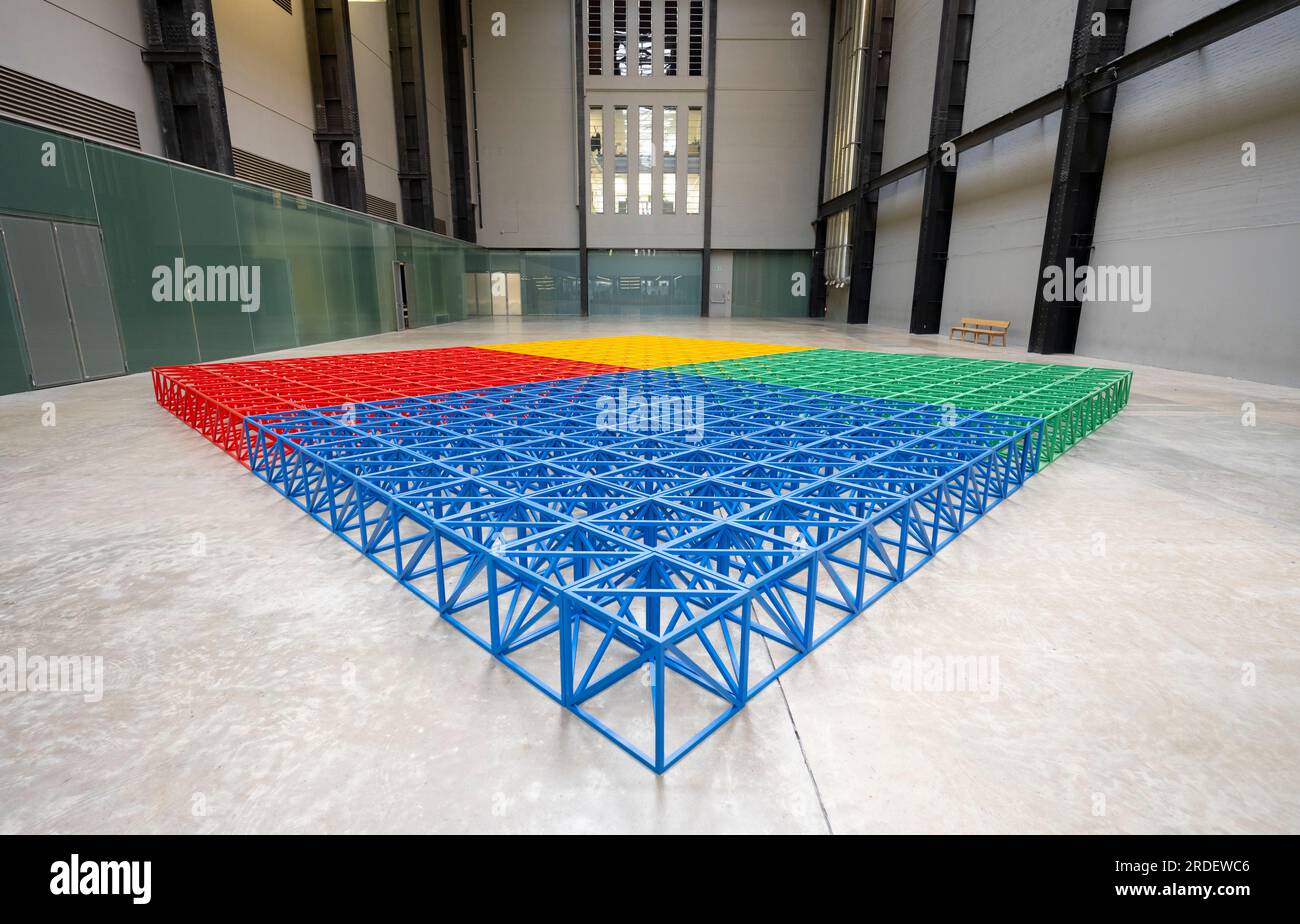 Tate Modern, Londra, Regno Unito. 21 luglio 2023. (L'immagine PUÒ essere utilizzata SOLO per illustrare la mostra specificata alla Tate Modern). La colorata scultura interattiva di Rasheed Araeen Zero to Infinity arriva alla Tate Modern turbine Hall per l'estate come parte del gioco UNIQLO Tate Play, attività gratuite per tutti i visitatori dal 22 luglio al 28 agosto. Ogni mattina vengono disposti in modo ordinato cubi di costruzione di lattice dai colori vivaci. Le persone possono smantellare la struttura simmetrica e impilare, inclinare e bilanciare i cubi in nuove forme per creare opere d'arte in continua evoluzione. (Famiglie fornite da Tate). Crediti: Malcolm Park/Alamy Live News Foto Stock
