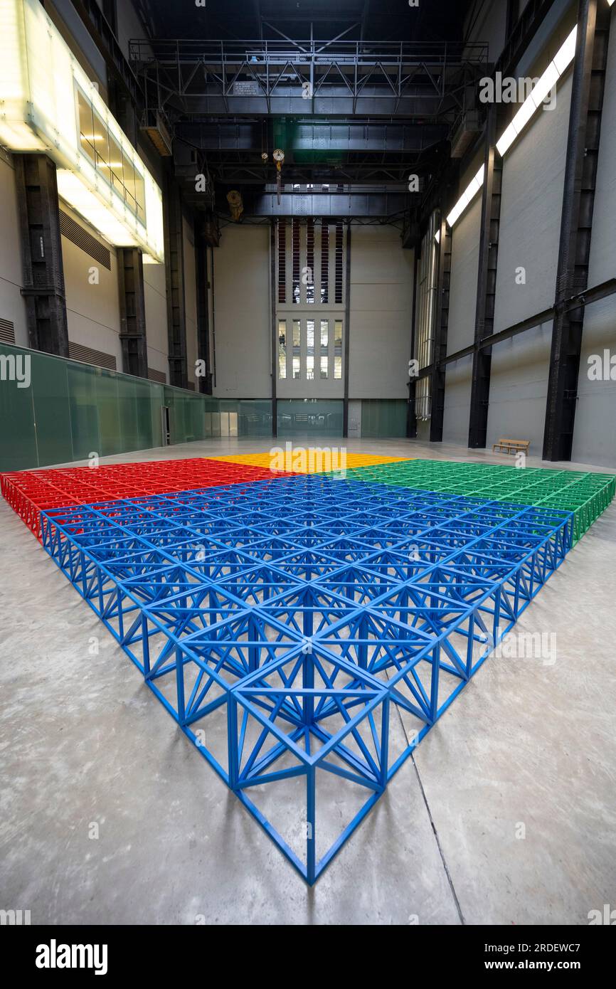 Tate Modern, Londra, Regno Unito. 21 luglio 2023. (L'immagine PUÒ essere utilizzata SOLO per illustrare la mostra specificata alla Tate Modern). La colorata scultura interattiva di Rasheed Araeen Zero to Infinity arriva alla Tate Modern turbine Hall per l'estate come parte del gioco UNIQLO Tate Play, attività gratuite per tutti i visitatori dal 22 luglio al 28 agosto. Ogni mattina vengono disposti in modo ordinato cubi di costruzione di lattice dai colori vivaci. Le persone possono smantellare la struttura simmetrica e impilare, inclinare e bilanciare i cubi in nuove forme per creare opere d'arte in continua evoluzione. (Famiglie fornite da Tate). Crediti: Malcolm Park/Alamy Live News Foto Stock