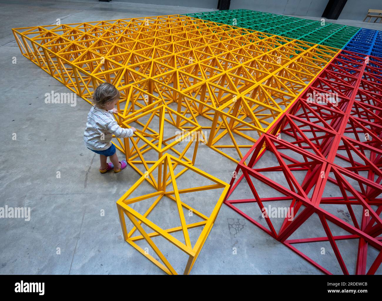 Tate Modern, Londra, Regno Unito. 21 luglio 2023. (L'immagine PUÒ essere utilizzata SOLO per illustrare la mostra specificata alla Tate Modern). La colorata scultura interattiva di Rasheed Araeen Zero to Infinity arriva alla Tate Modern turbine Hall per l'estate come parte del gioco UNIQLO Tate Play, attività gratuite per tutti i visitatori dal 22 luglio al 28 agosto. Ogni mattina vengono disposti in modo ordinato cubi di costruzione di lattice dai colori vivaci. Le persone possono smantellare la struttura simmetrica e impilare, inclinare e bilanciare i cubi in nuove forme per creare opere d'arte in continua evoluzione. (Famiglie fornite da Tate). Crediti: Malcolm Park/Alamy Live News Foto Stock