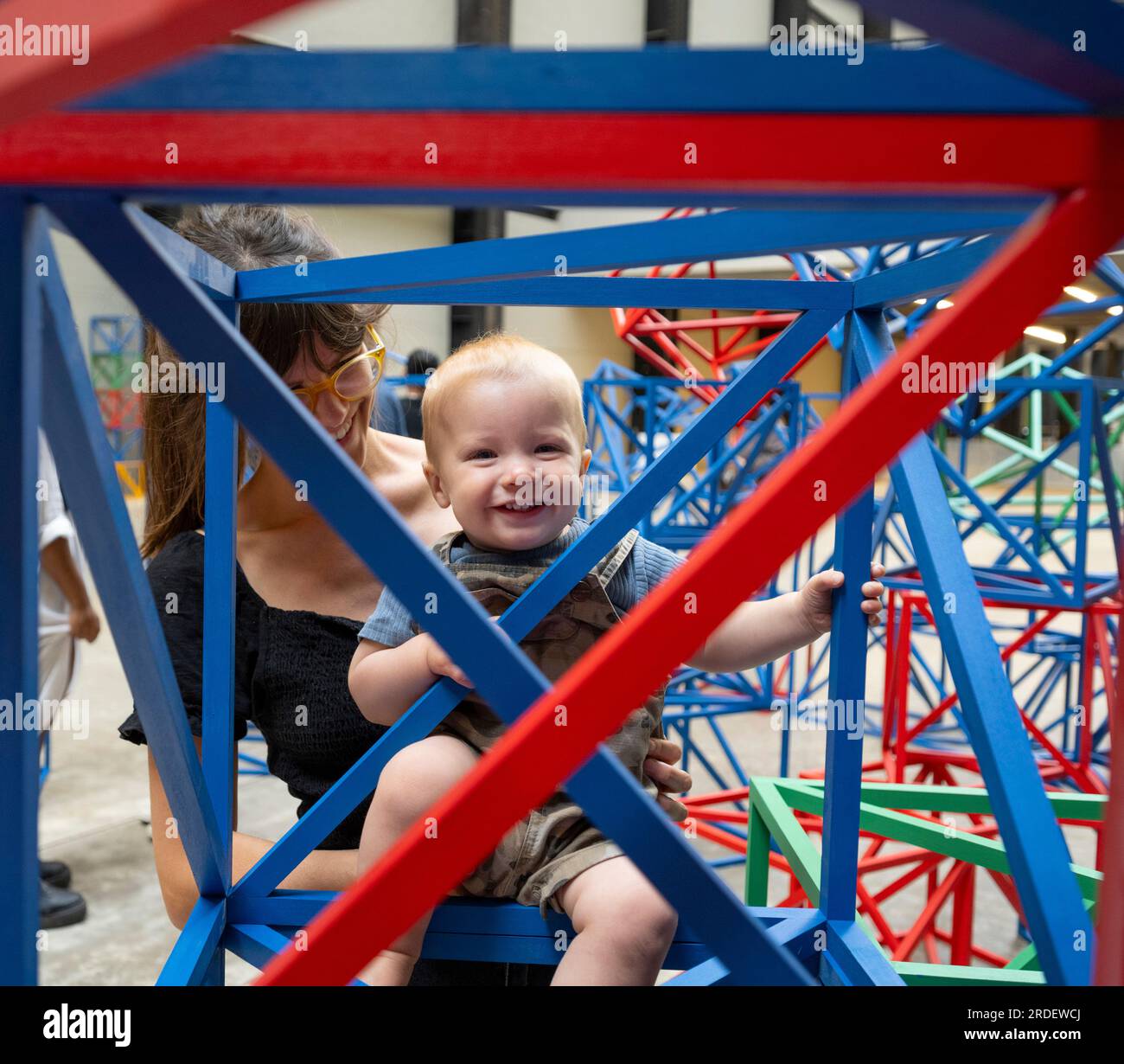 Tate Modern, Londra, Regno Unito. 21 luglio 2023. (L'immagine PUÒ essere utilizzata SOLO per illustrare la mostra specificata alla Tate Modern). La colorata scultura interattiva di Rasheed Araeen Zero to Infinity arriva alla Tate Modern turbine Hall per l'estate come parte del gioco UNIQLO Tate Play, attività gratuite per tutti i visitatori dal 22 luglio al 28 agosto. Ogni mattina vengono disposti in modo ordinato cubi di costruzione di lattice dai colori vivaci. Le persone possono smantellare la struttura simmetrica e impilare, inclinare e bilanciare i cubi in nuove forme per creare opere d'arte in continua evoluzione. (Famiglie fornite da Tate). Crediti: Malcolm Park/Alamy Live News Foto Stock