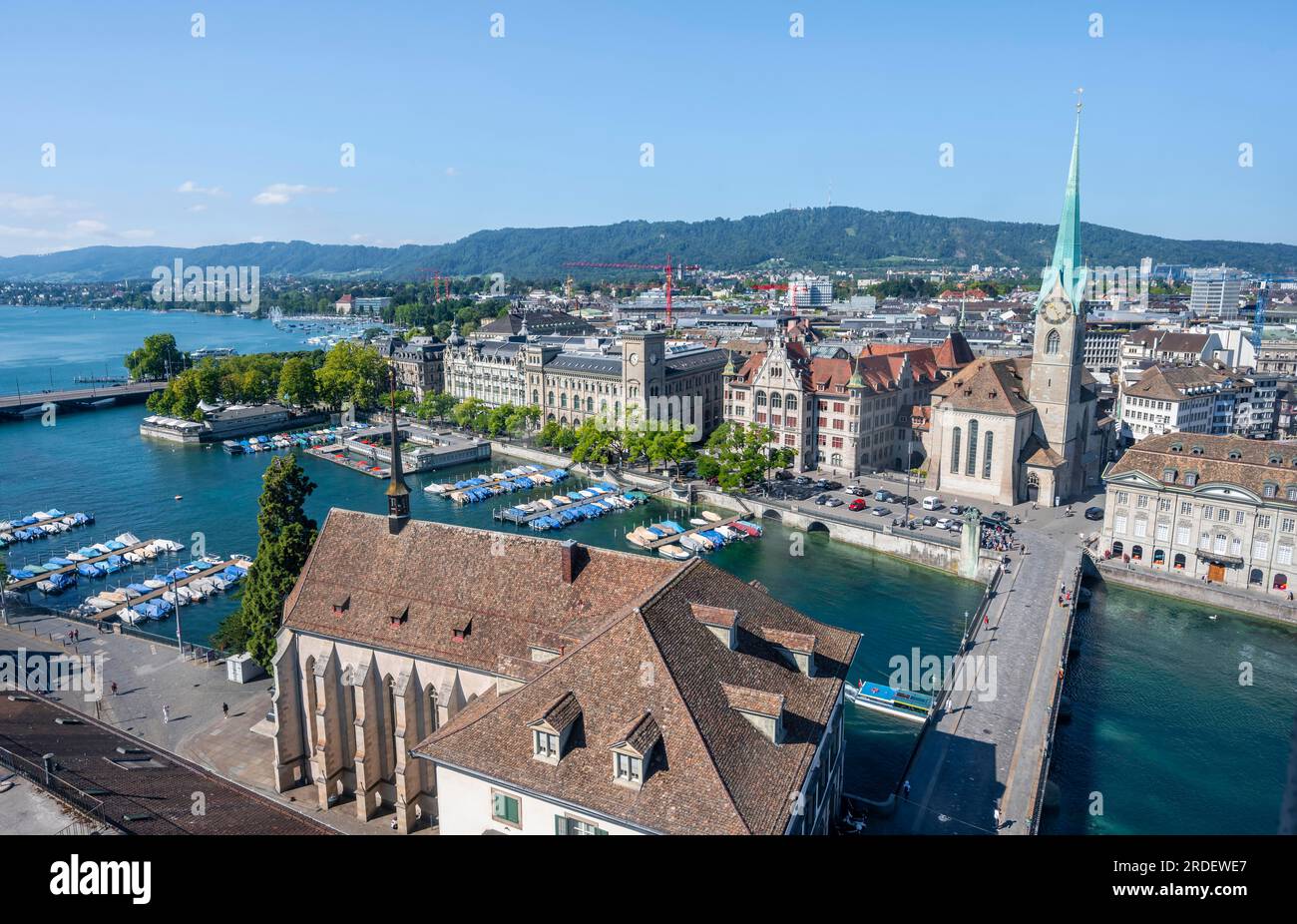 Vista sulla città vecchia di Zurigo con il fiume Limmat, la chiesa Fraumuenster e Muensterbruecke, dalla torre del Grossmuenster, la città vecchia di Zurigo Foto Stock