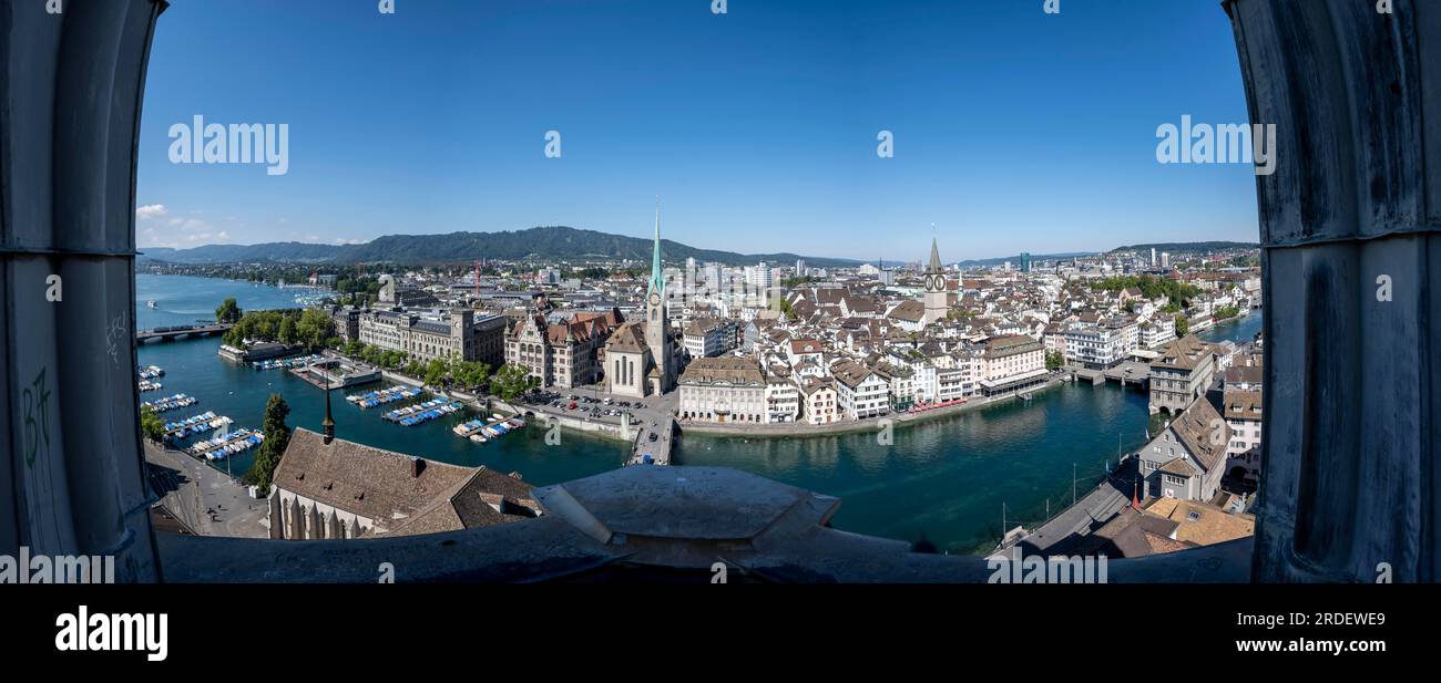 Panorama, vista sulla città vecchia di Zurigo con il fiume Limmat, la chiesa Fraumuenster e Muensterbruecke, dalla torre del Grossmuenster, Zurigo Foto Stock