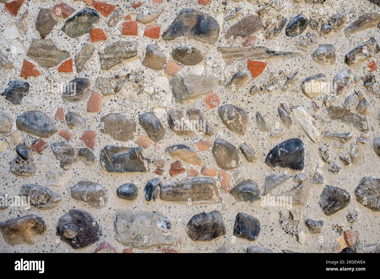 Diversi tipi di pietra lavorata in un riempimento a parete Foto Stock