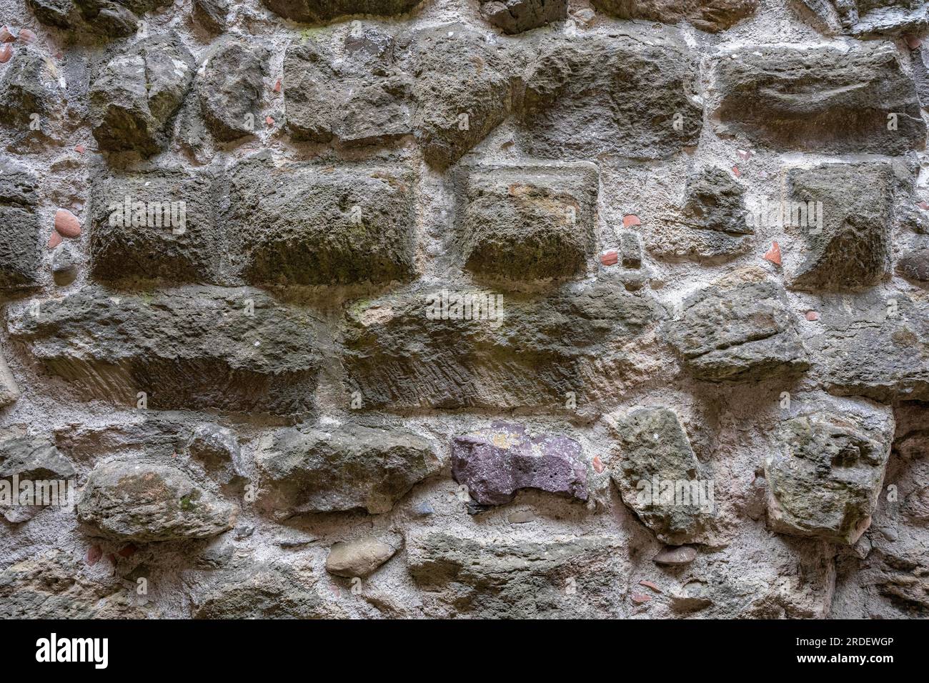 Diversi tipi di pietra lavorata in un riempimento a parete Foto Stock