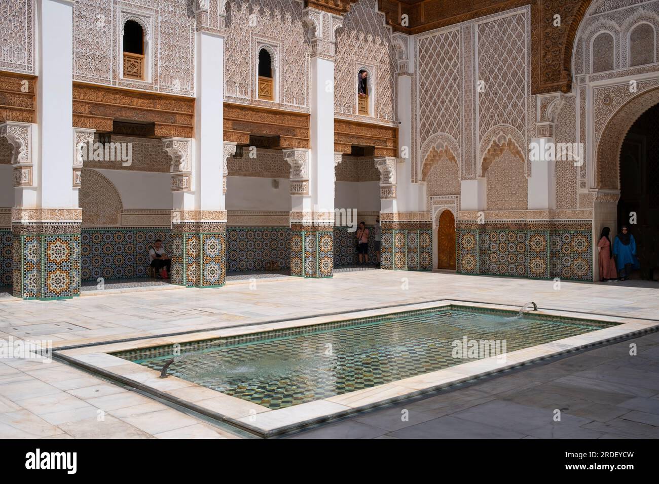 Marocco: Cortile principale e galleria con la sua piscina riflettente, Madrasa Ben Youssef (Medersa Ben Youssef), Medina di Marrakech, Marrakech. Il sultano della dinastia Saadiana, Abdallah al-Ghalib Billah (1517 - 1574), costruì la madrasa nel 1565 (972 AH). Un tempo era il più grande collegio islamico del Maghreb (Africa nord-occidentale). Foto Stock