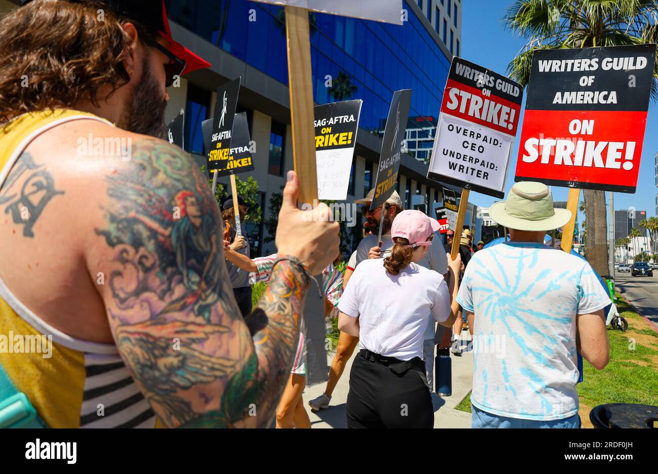 Hollywood, California, U.S.A: 20 luglio 2023, Tattooed Man on picket line: Hollywood Actors join Writers on the picket line di fronte alla sede centrale di Netflix e Sunset Studios a Hollywood, CALIFORNIA, sia come Screen Actors Guild (SAG) che Writers Guild of America (WGA) attaccano i maggiori studi. Lo sciopero è il più grande nella storia americana e ha effettivamente chiuso tutte le nuove produzioni di film e tv, promozione, ecc. I lavoratori sono alla ricerca di cambiamenti di fronte allo streaming, tra cui una migliore retribuzione, residui e controlli sull'intelligenza artificiale"" dell'intelligenza artificiale. (Immagine di credito: © Amy Katz/ZUMA Pre Foto Stock