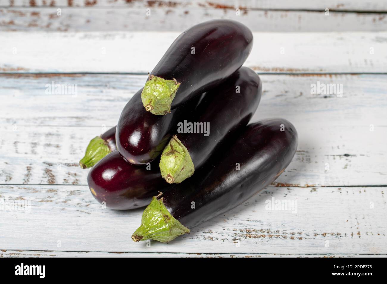 Melanzane su fondo di legno bianco. Concetto di stagione di raccolta delle melanzane  crude fresche. Verdure per una dieta sana Foto stock - Alamy