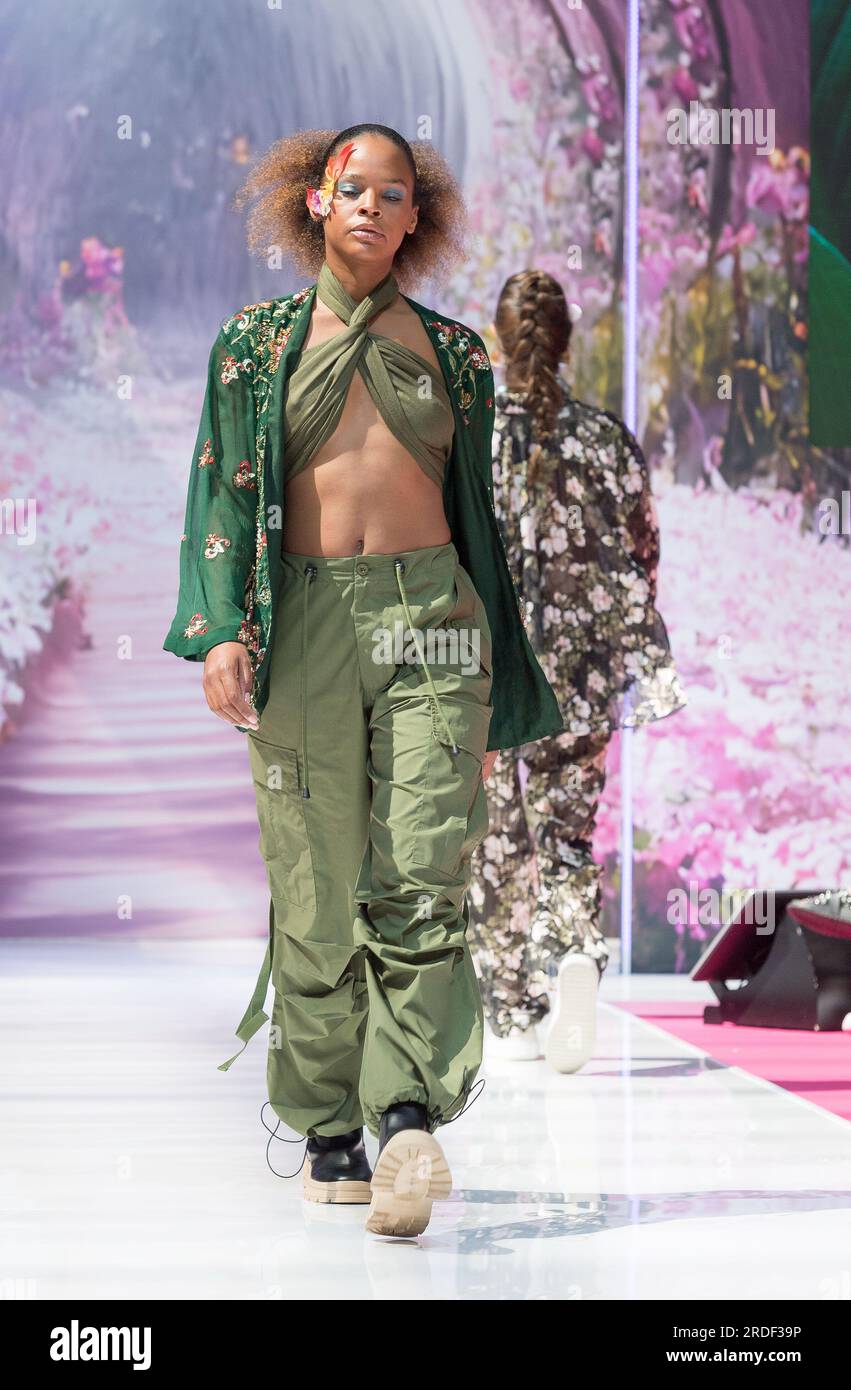 Pure London Fashion Catwalk Event / Runway luglio 2023 - Olympia London presenta le ultime tendenze della moda in tutto il mondo. Foto Stock