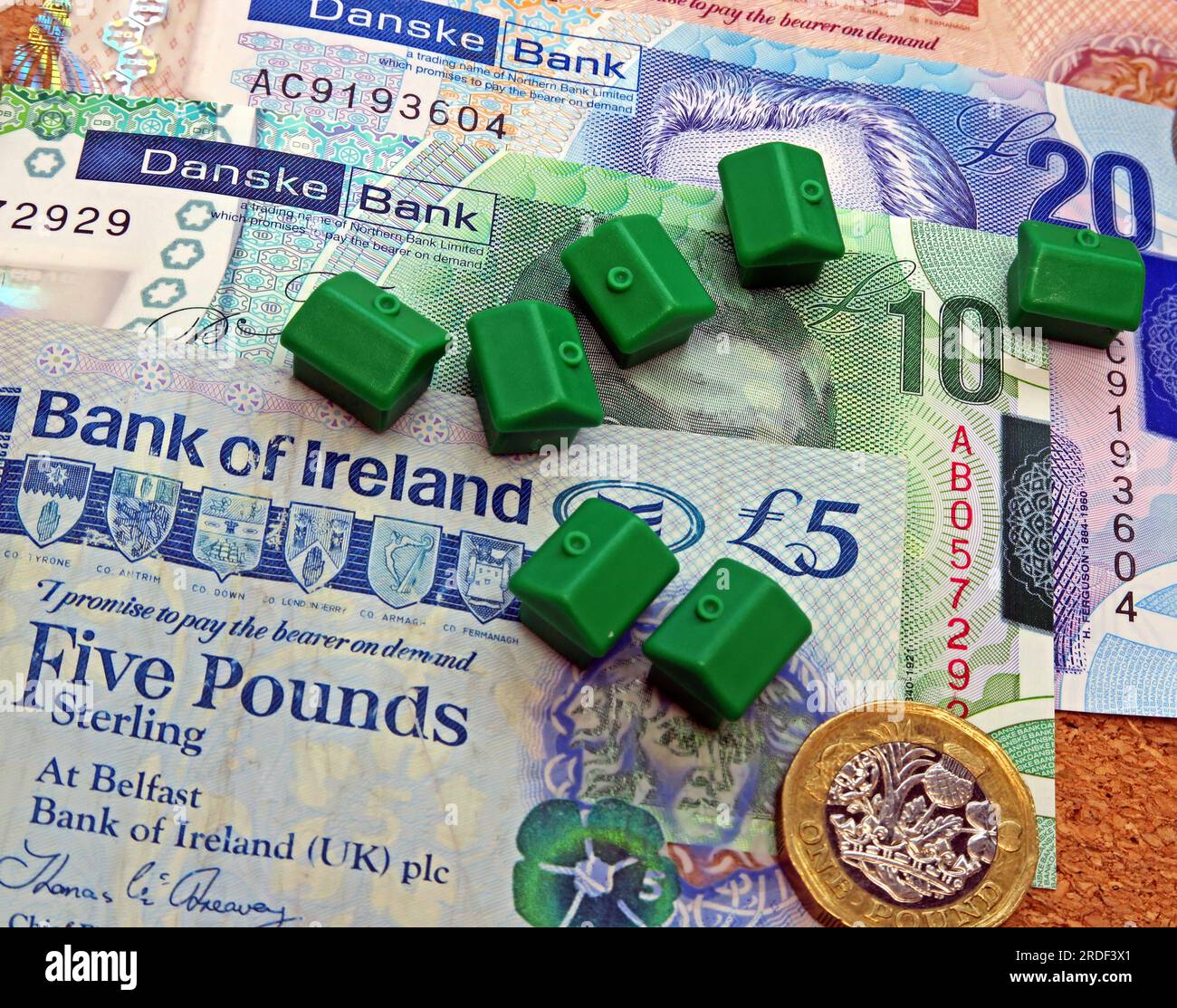 Spese di alloggio (acquisto o affitto) in Irlanda del Nord, banconote, monete, case monopolio Foto Stock