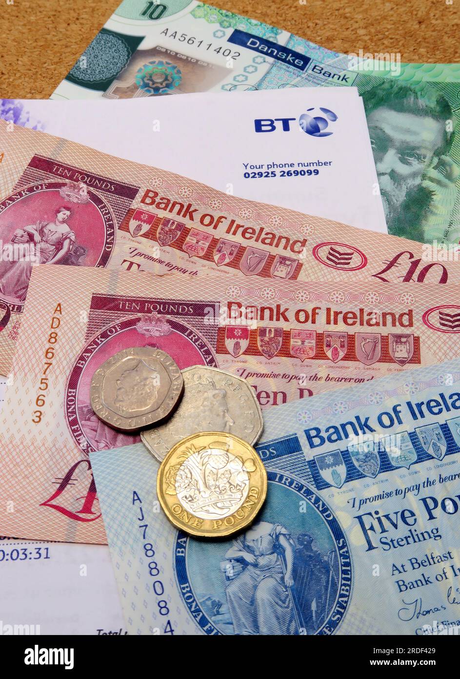 Costi della bolletta delle famiglie telefono, Internet, BT in Irlanda del Nord, banconote in sterline, monete, aumento della povertà causato dall'inflazione Foto Stock