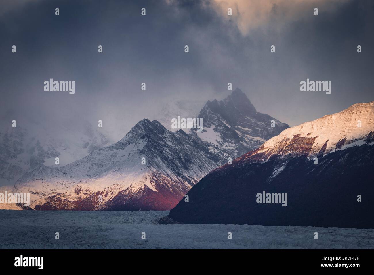 alba sul ghiaccio nel parco nazionale di perito moreno Foto Stock