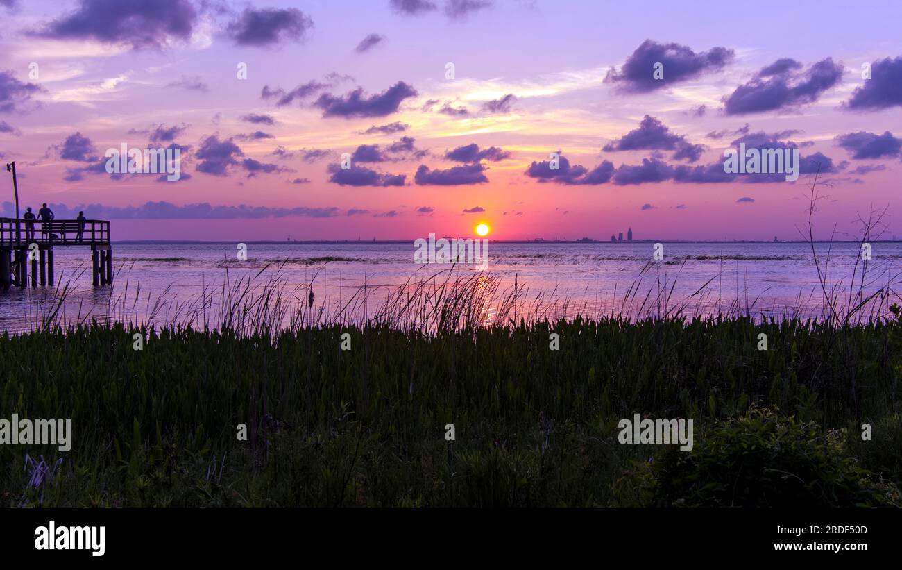 tramonto nel parco sulla baia di daphne, alabama Foto Stock