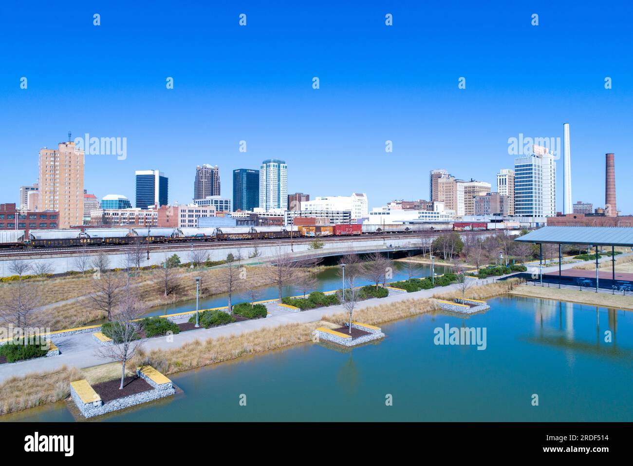 Birmingham, Alabama, skyline del centro città dal Railroad Park Foto Stock