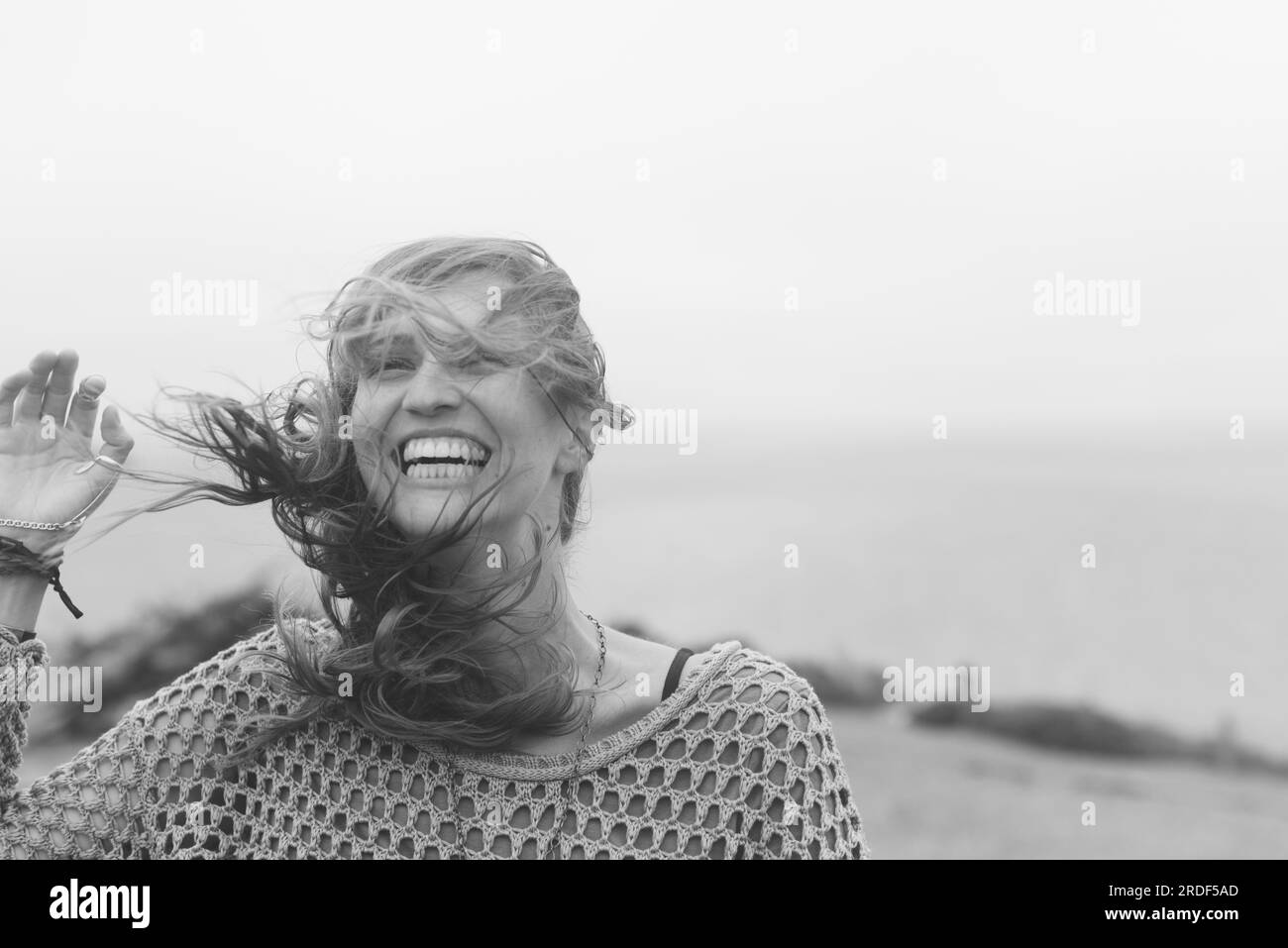Giovane donna sorridente a Wind San Francisco California Foto Stock