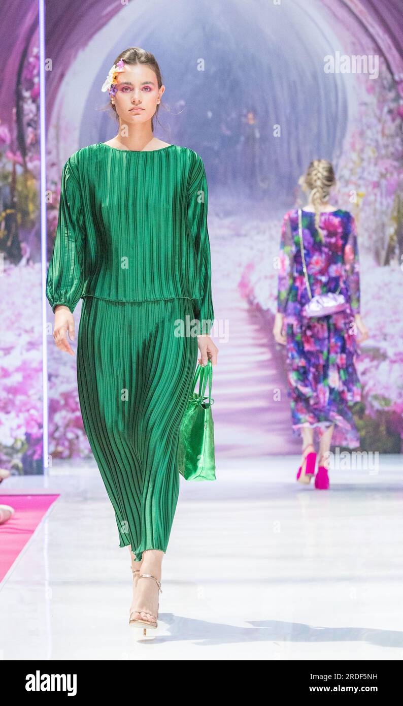 Pure London Fashion Catwalk Event / Runway luglio 2023 - Olympia London presenta le ultime tendenze della moda in tutto il mondo. Foto Stock