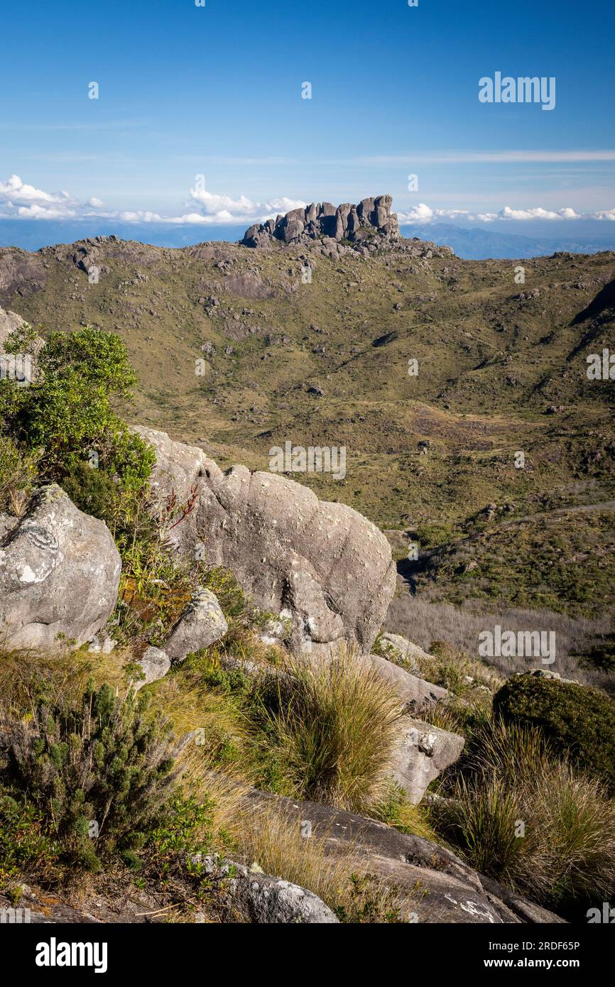 Splendida vista aerea delle montagne rocciose e dei campi di altitudine Foto Stock