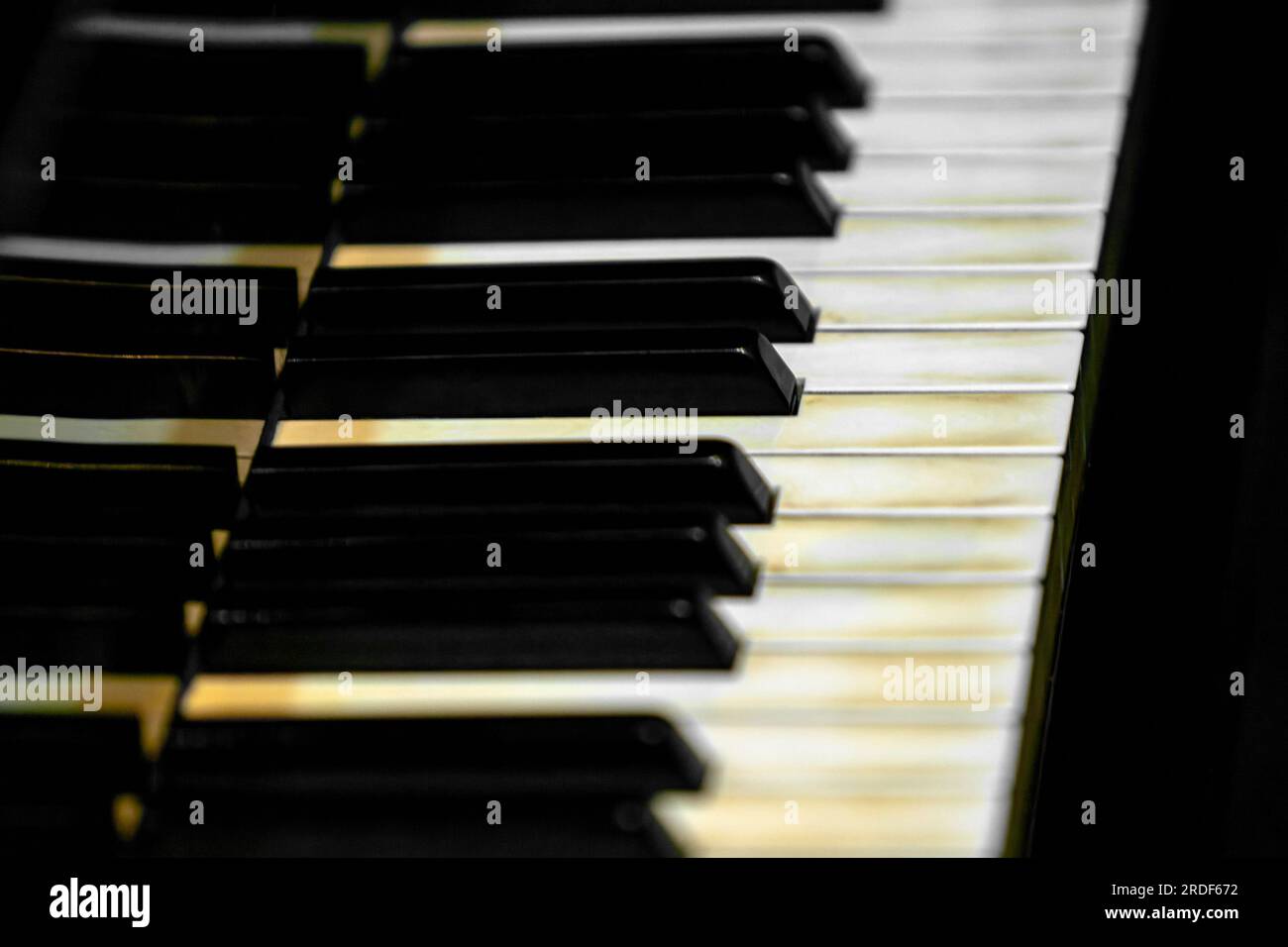 Immagine delle chiavi in bianco e nero di un vecchio pianoforte a coda Foto Stock