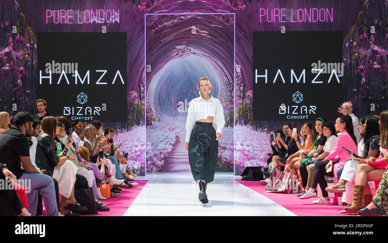 Pure London Fashion Catwalk Event/Runway luglio 2023 - Kensington Olympia Londra Regno Unito Inghilterra Foto Stock