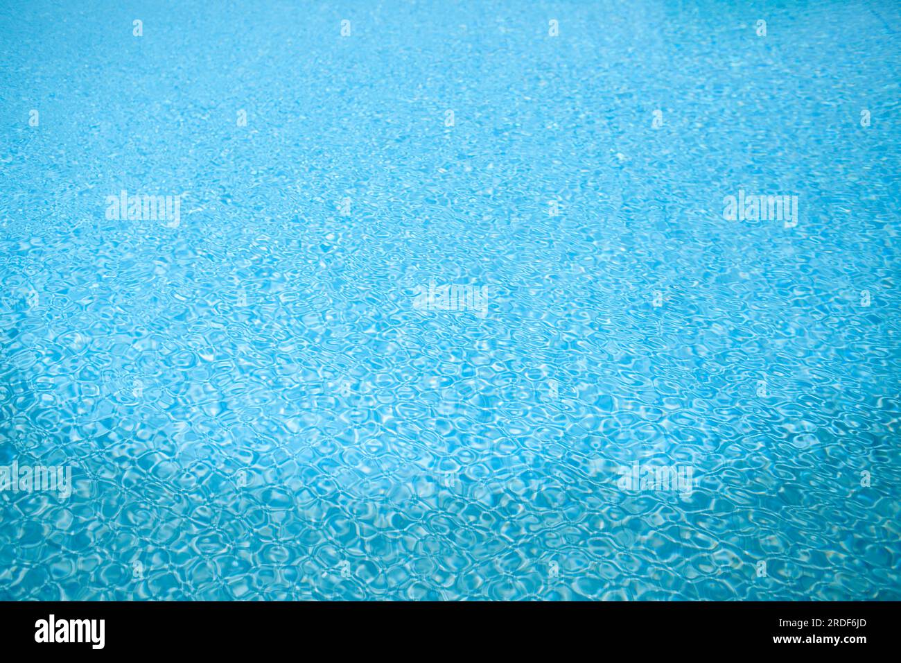 I riflessi nell'acqua si ondulano alla luce del sole. Foto Stock