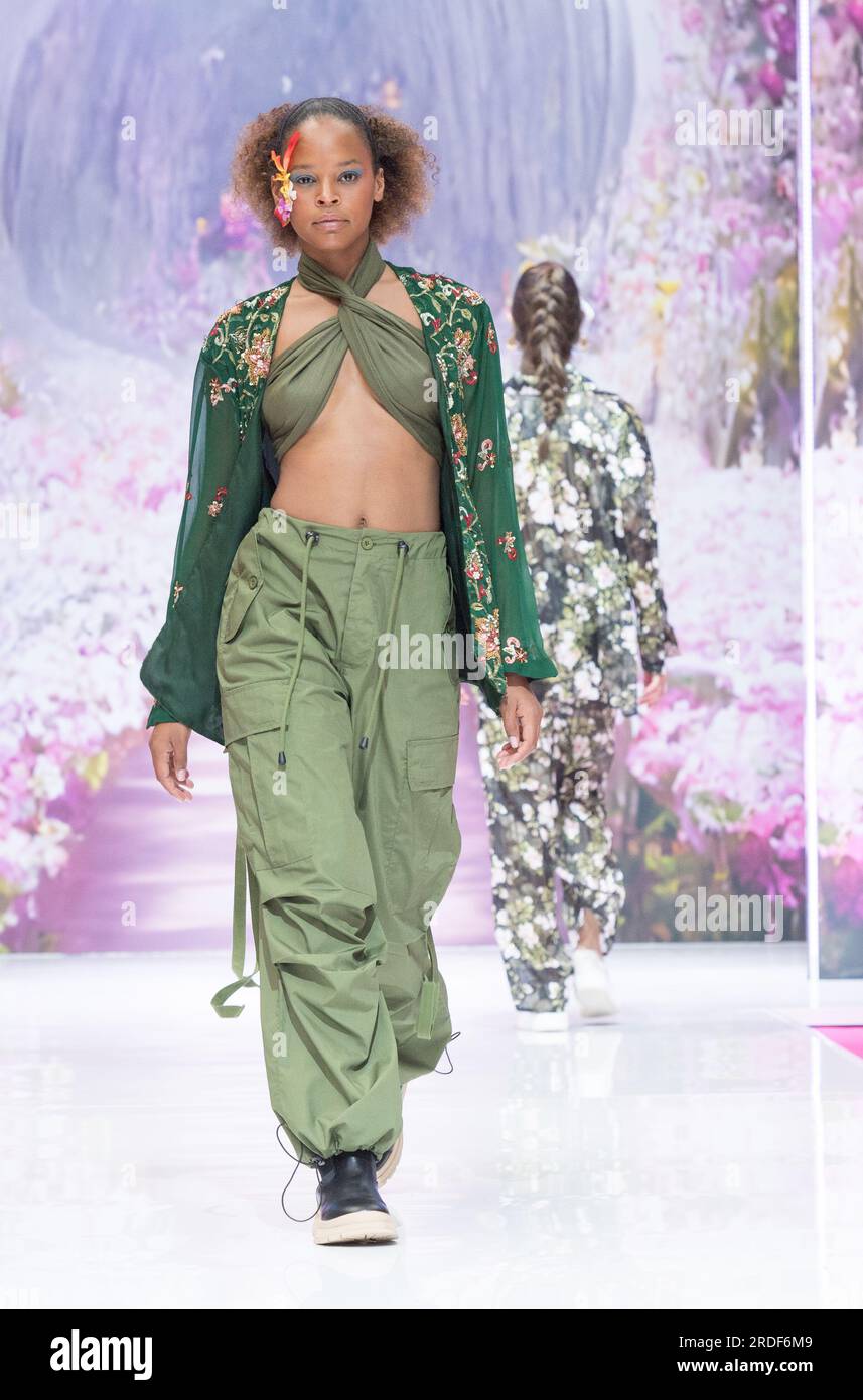 Pure London Fashion Catwalk Event/Runway luglio 2023 - Kensington Olympia Londra Regno Unito Inghilterra Foto Stock