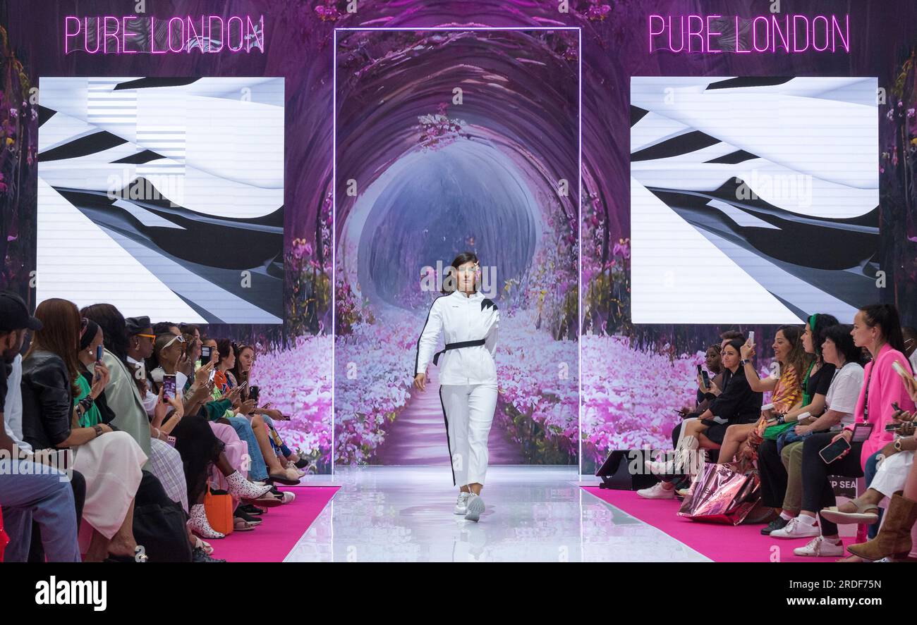 Pure London Fashion Catwalk Event/Runway luglio 2023 - Kensington Olympia Londra Regno Unito Inghilterra Foto Stock