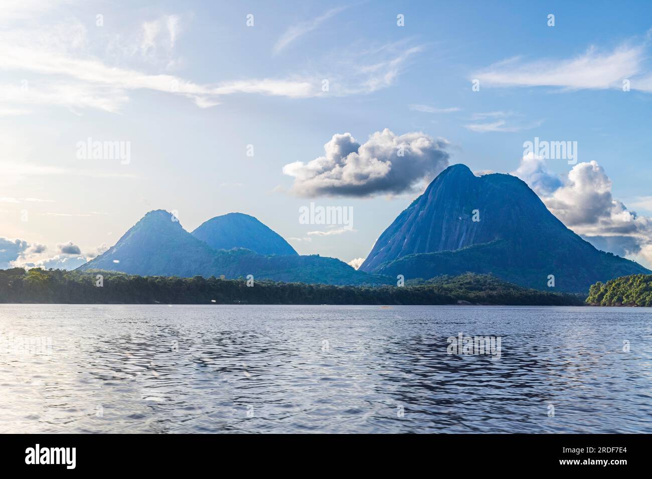 Enormi colline di granito, Cerros de Mavecure, Colombia orientale Foto Stock