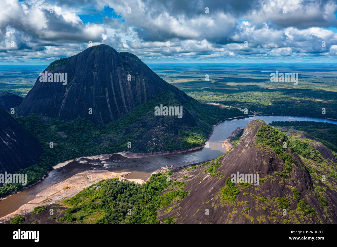 Aerea delle enormi colline di granito, Cerros de Mavecure, Colombia orientale Foto Stock