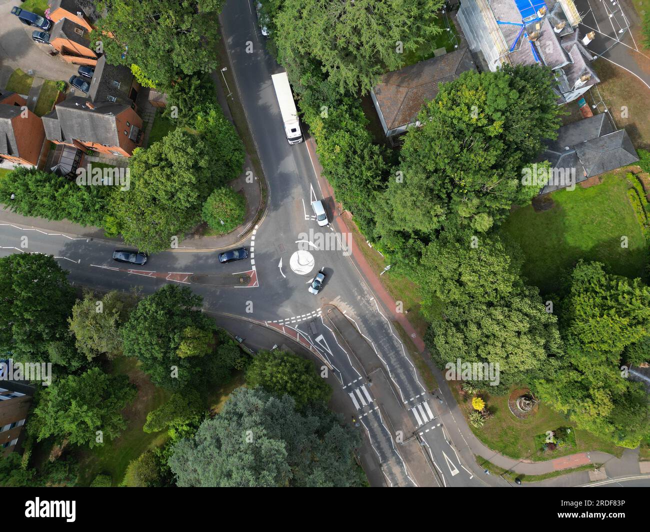 La vista aerea della mini rotatoria mostra il flusso del traffico e la segnaletica stradale, tra cui i valichi zebrati a Hereford, Regno Unito, luglio 2023 Foto Stock