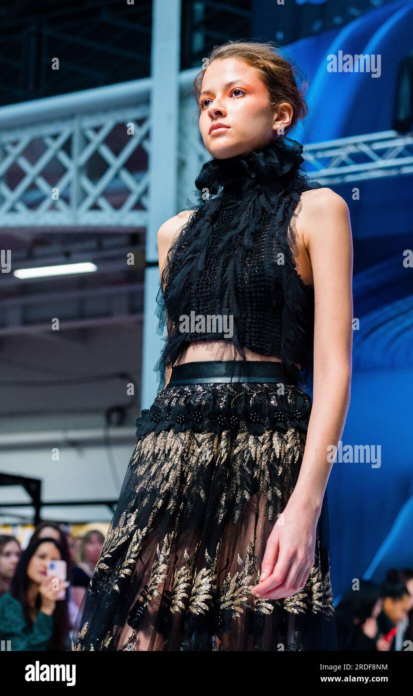 Pure London Fashion Catwalk Event/Runway luglio 2023 - Kensington Olympia Londra Regno Unito Inghilterra Foto Stock