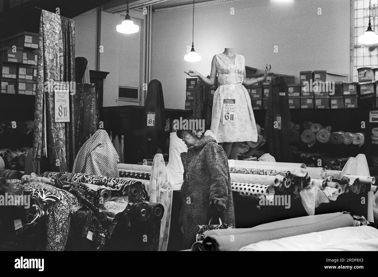 Grandi magazzini 1960s Regno Unito. Derry e Toms il grande magazzino di Kensington High Street. Reparto tessuti. Londra, Inghilterra circa 1968. 1960S UK HOMER SYKES Foto Stock