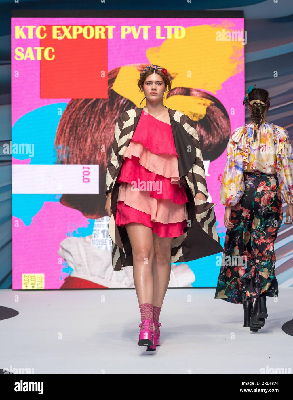 Pure London Fashion Catwalk Event/Runway luglio 2023 - Kensington Olympia Londra Regno Unito Inghilterra Foto Stock