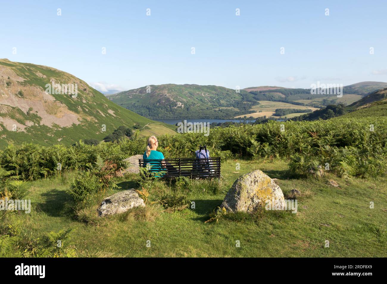 Walker si gode la vista da Howstead Brow verso Ullswater, Beda Fell, Lake District, Cumbria, Regno Unito Foto Stock