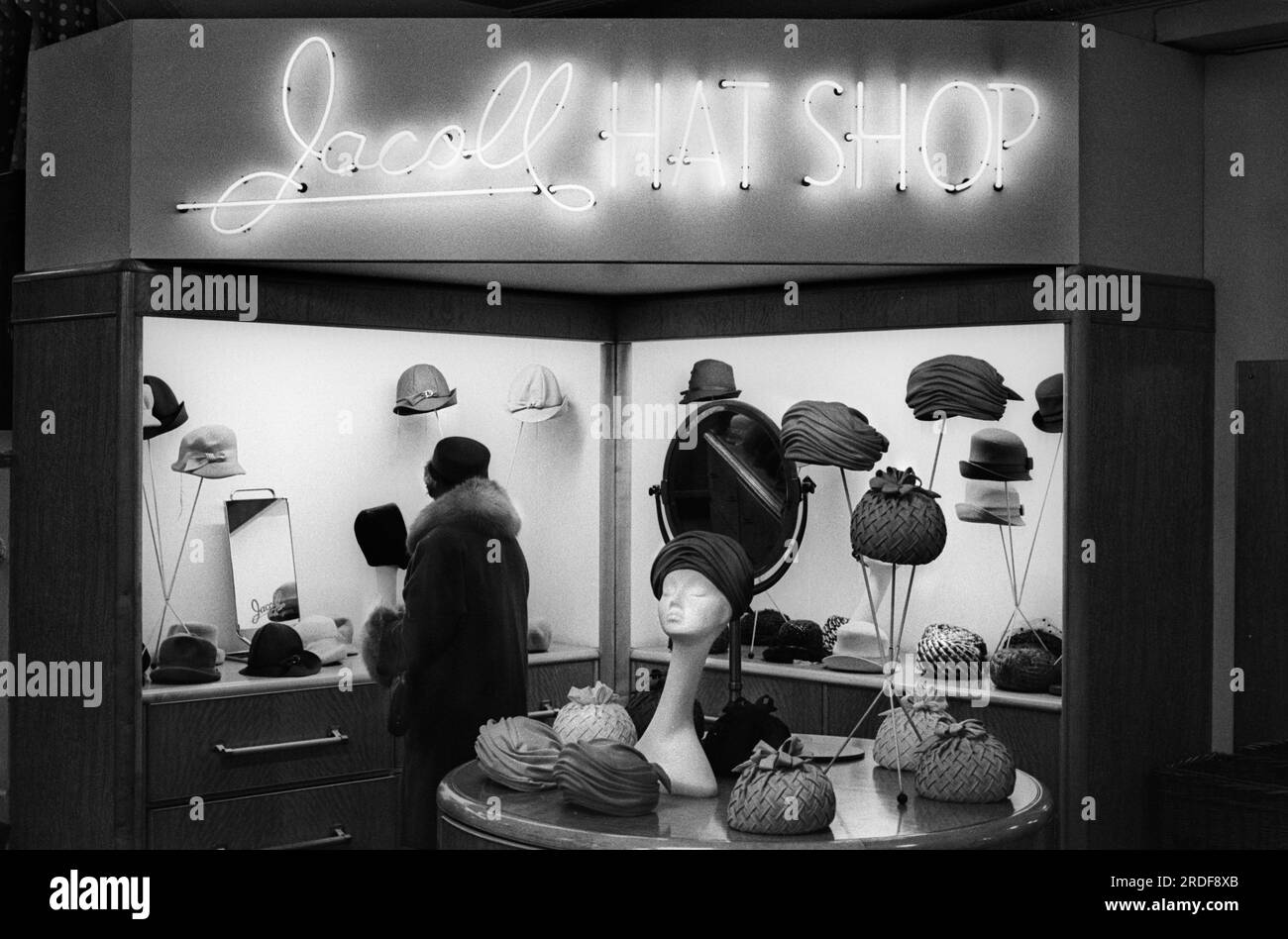 Jacoll Hat Shop, boutique all'interno dei grandi magazzini Derry e Toms in Kensington High Street. Londra, Inghilterra circa 1968. 1960S UK HOMER SYKES Foto Stock