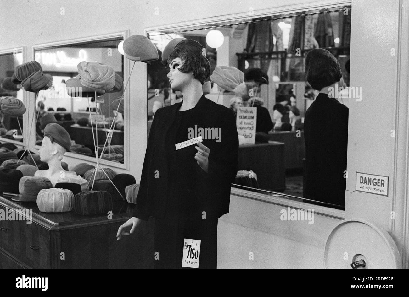 Grandi magazzini 1960s Regno Unito. Derry e Toms il grande magazzino di Kensington High Street. Millinery, il dipartimento dei cappelli. Londra, Inghilterra circa 1968. 1960S UK HOMER SYKES Foto Stock