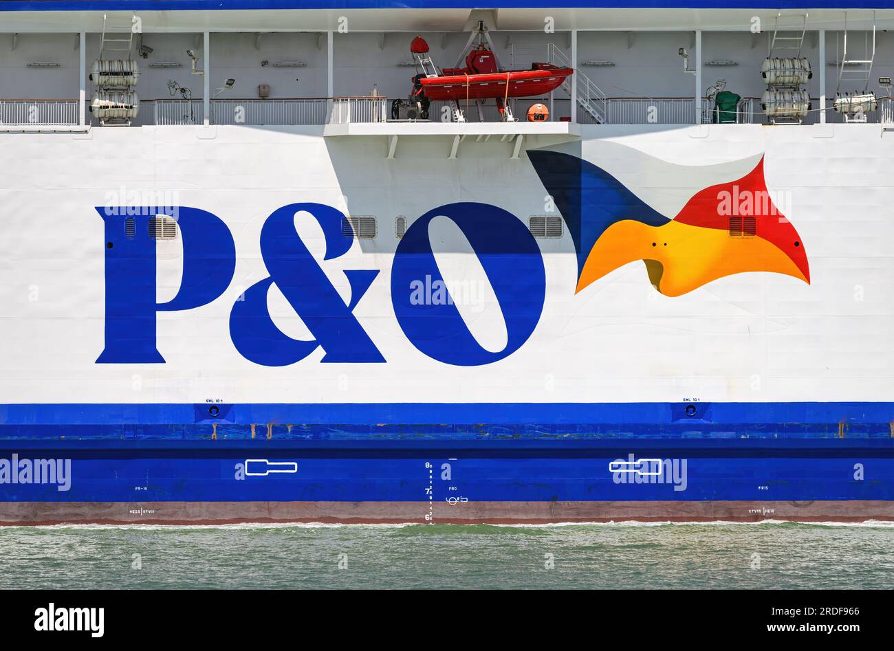 P&o Pioneer è un traghetto a doppia estremità che attraversa la Manica gestito da P&o Ferries tra dover e Calais. Foto Stock