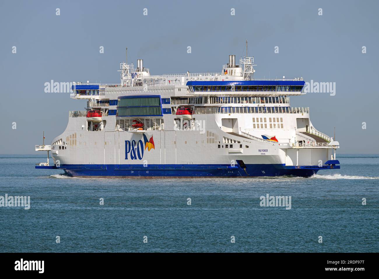 P&o Pioneer è un traghetto a doppia estremità che attraversa la Manica gestito da P&o Ferries tra dover e Calais. Foto Stock