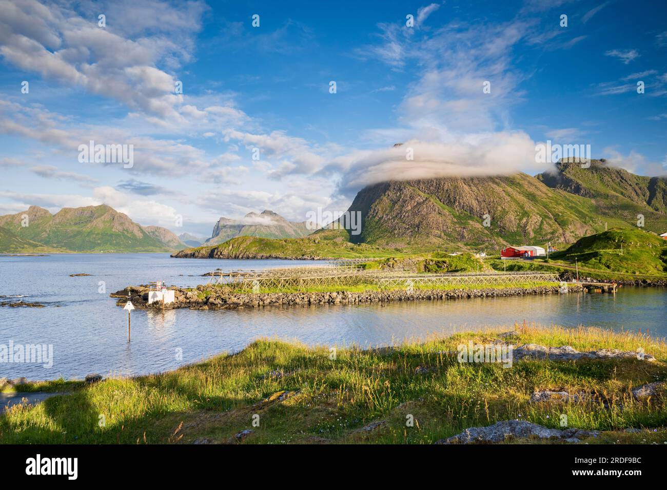 Porto nel villaggio di pescatori di Hovden, Isola di Langoya, Arcipelago di Vesteralen, Norvegia Foto Stock Porto nel villaggio di pescatori di Hovden, Isola di Langoya, Arcipelago di Vesteralen, Norvegia Foto Stock