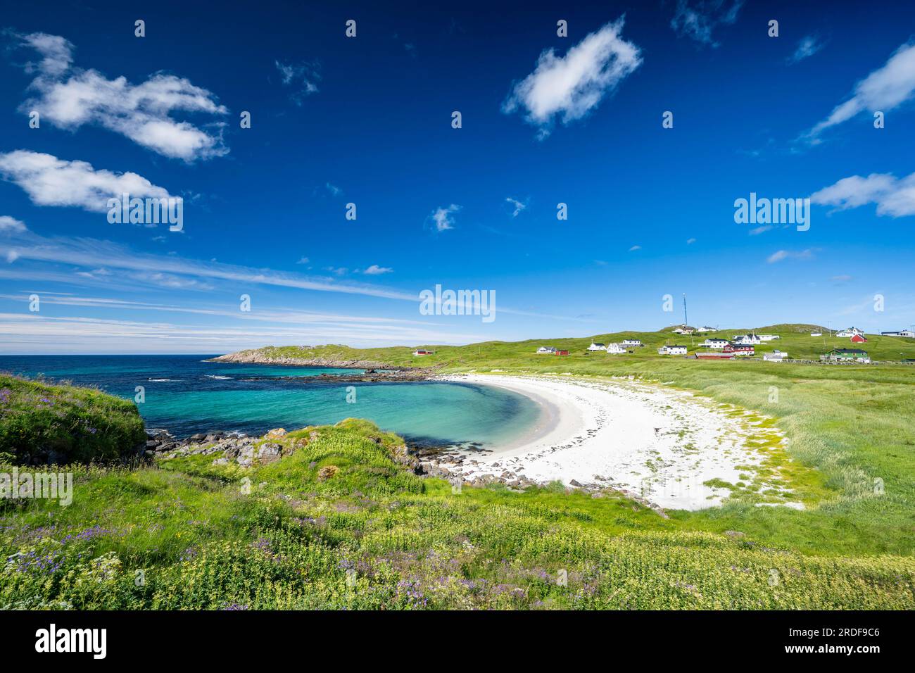 Spiaggia nel villaggio di pescatori di Hovden, costa, fiordi e montagne, isola di Langoya, arcipelago di Vesteralen, Norvegia Foto Stock Spiaggia nel villaggio di pescatori di Hovden, costa, fiordi e montagne, isola di Langoya, arcipelago di Vesteralen, Norvegia Foto Stock