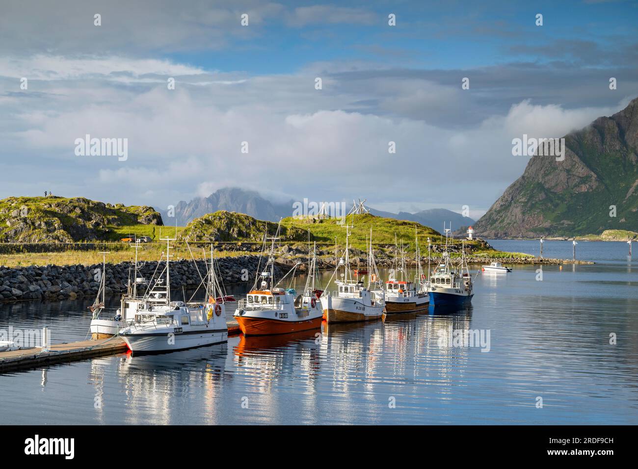Barche nel porto, villaggio di pescatori di Hovden, isola di Langoya, arcipelago di Vesteralen, Norvegia Foto Stock Barche nel porto, villaggio di pescatori di Hovden, isola di Langoya, arcipelago di Vesteralen, Norvegia Foto Stock