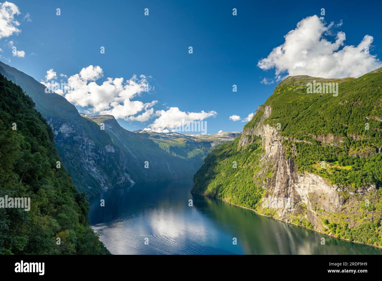 Vista del Geirangerfjord dalla fattoria di montagna di Skagefla, vicino a Geiranger, More og Romsdal, Norvegia Foto Stock