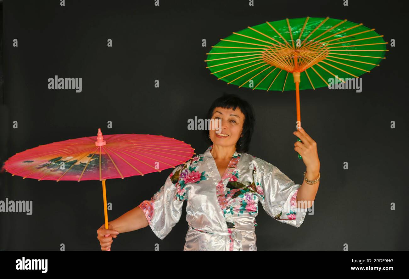 Danza asiatica con ombrelli Foto Stock