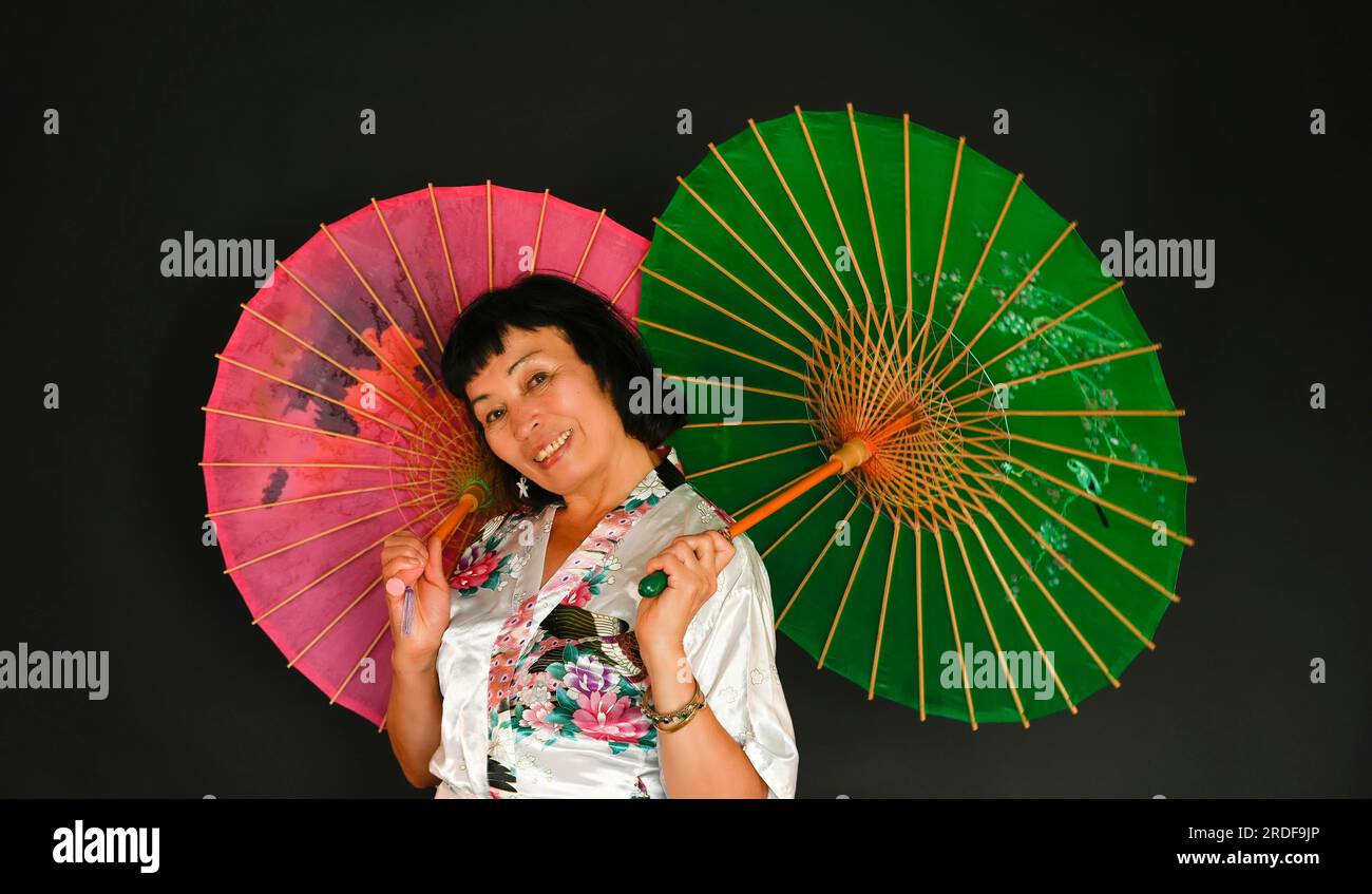 Danza asiatica con ombrelli Foto Stock