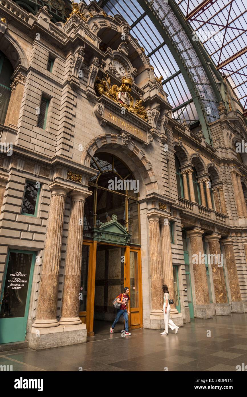 La stazione ferroviaria di Anversa, Antwerp-Central, una delle stazioni ferroviarie più belle d'Europa ed è considerata una delle più suggestive tr Foto Stock