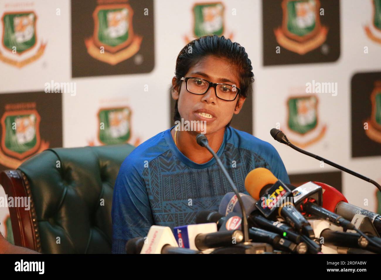 Il giocatore della nazionale di cricket femminile del Bangladesh Fahima Khatun partecipa alla conferenza stampa pre- partita insieme al capo allenatore Hashan Thilakarathne al Sher - Foto Stock