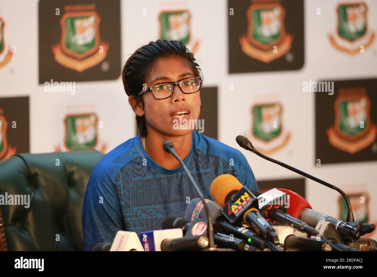 Il giocatore della nazionale di cricket femminile del Bangladesh Fahima Khatun partecipa alla conferenza stampa pre- partita insieme al capo allenatore Hashan Thilakarathne al Sher - Foto Stock